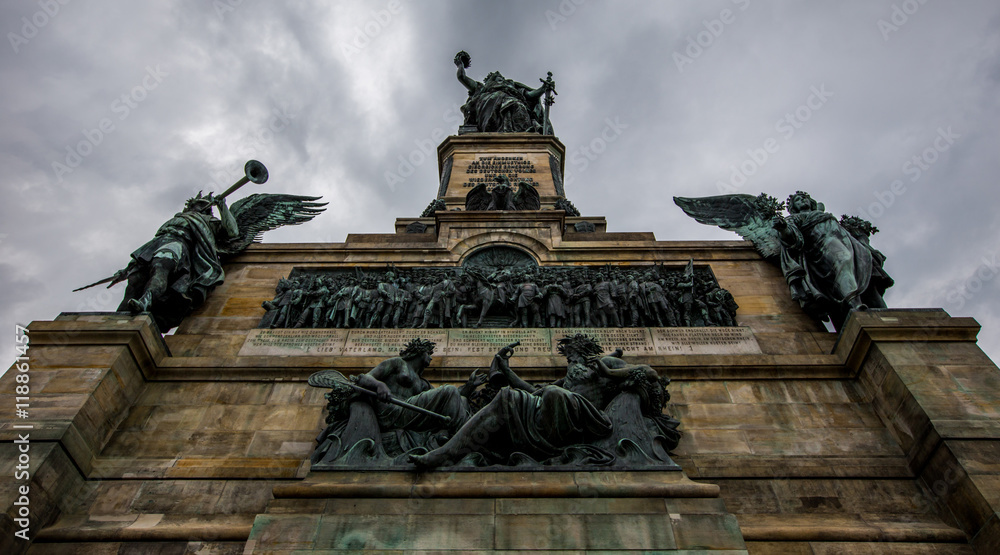 Niederwalddenkmal in Rüdesheim am Rhein an einem bewölkten Tag