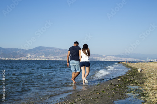 Sahilde Yürüyen Genç Çift © Esin Deniz