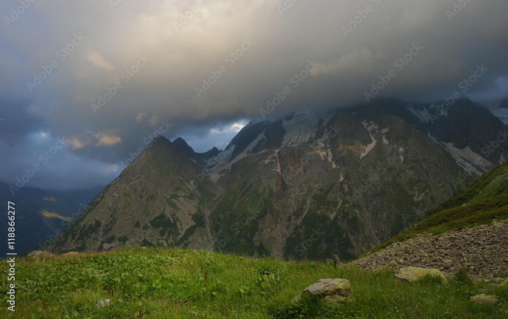 Naklejka premium Cloud in mountains