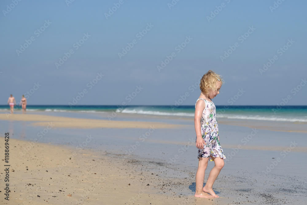 kleines mädchen steht am strand kleines mädchen steht am strand