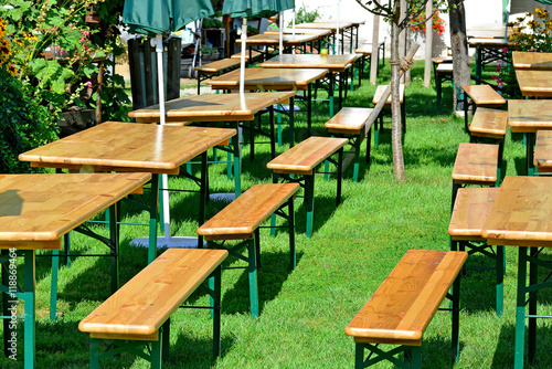 Biergarnituren auf einer Wiese