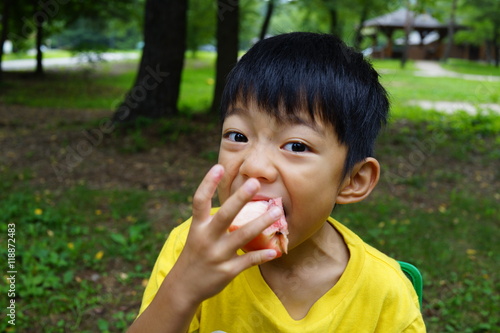 桃狩り 桃を食べる子ども 少年 甘い 果物 かじる ユニークな表情