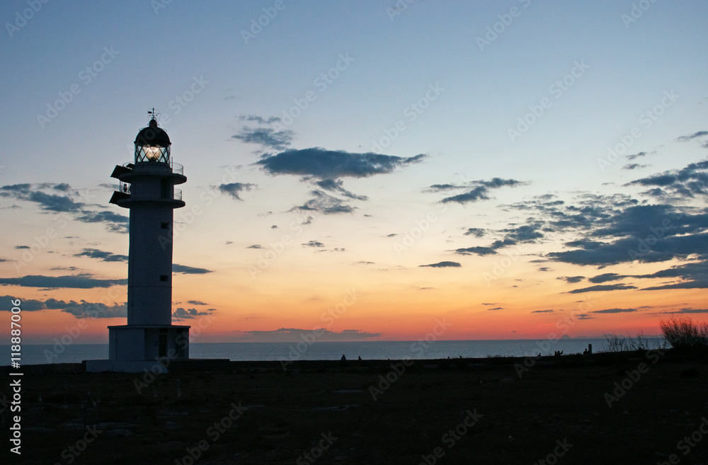 Fomentera, Isole Baleari: il faro di Es Cap de Barbaria, costruito nel 1972 all’estrema punta sud dell’isola, al tramonto il 5 settembre 2010 Fomentera, Isole Baleari: il faro di Es Cap de Barbaria, costruito nel 1972 all’estrema punta sud dell’isola, al tramonto il 5 settembre 2010