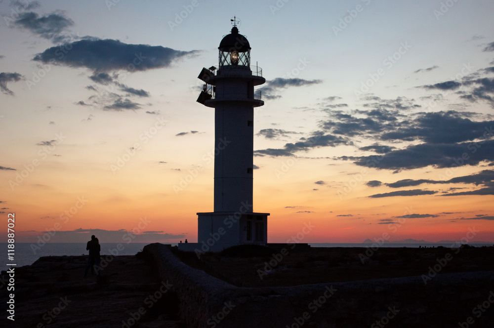 Fomentera, Isole Baleari: il faro di Es Cap de Barbaria, costruito nel 1972 all’estrema punta sud dell’isola, al tramonto il 5 settembre 2010 Fomentera, Isole Baleari: il faro di Es Cap de Barbaria, costruito nel 1972 all’estrema punta sud dell’isola, al tramonto il 5 settembre 2010