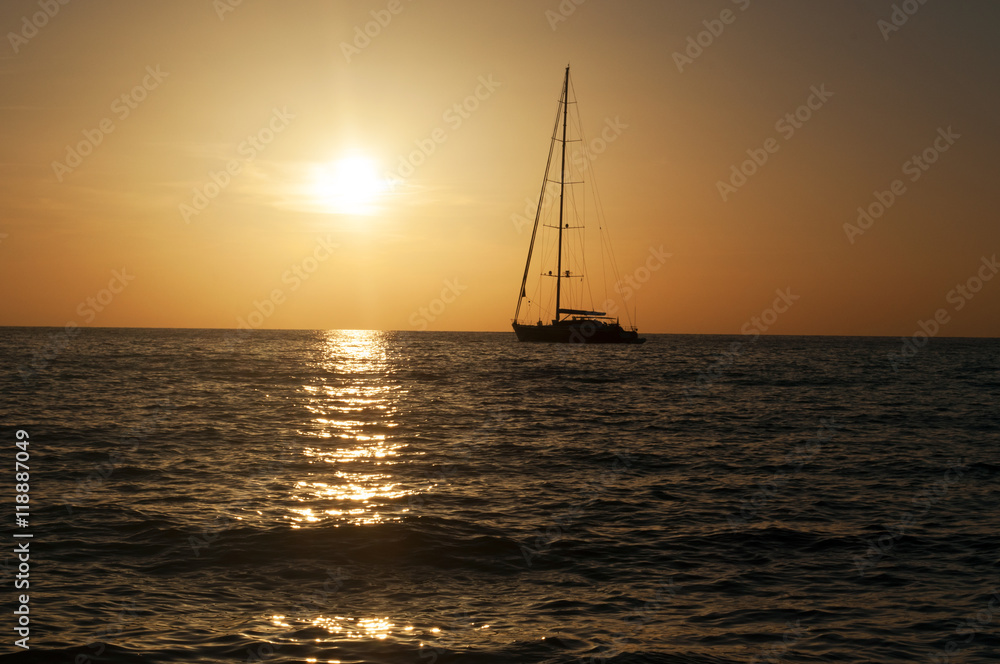 Fomentera, Isole Baleari: una barca a vela al tramonto a Ses Illetes, una delle spiagge più famose dell’isola, sul versante ovest della penisola Trucador, il 6 settembre 2010