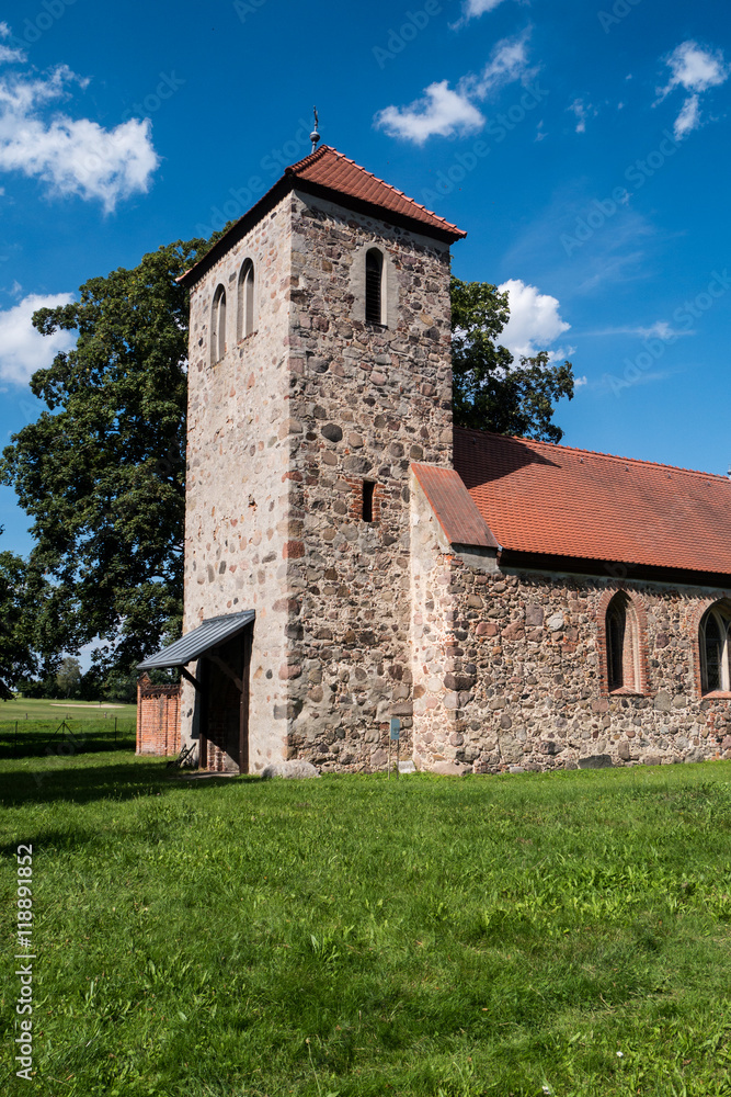 Kirchturm der Dorfkirche in Wilkendorf - spätgotischer Feldsteinbau 