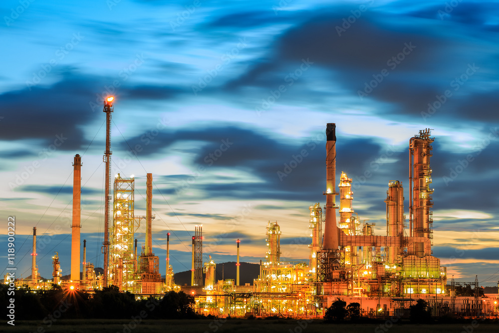 Obraz premium Oil Refinery factory at twilight , petrochemical plant , Petroleum , Chemical Industry