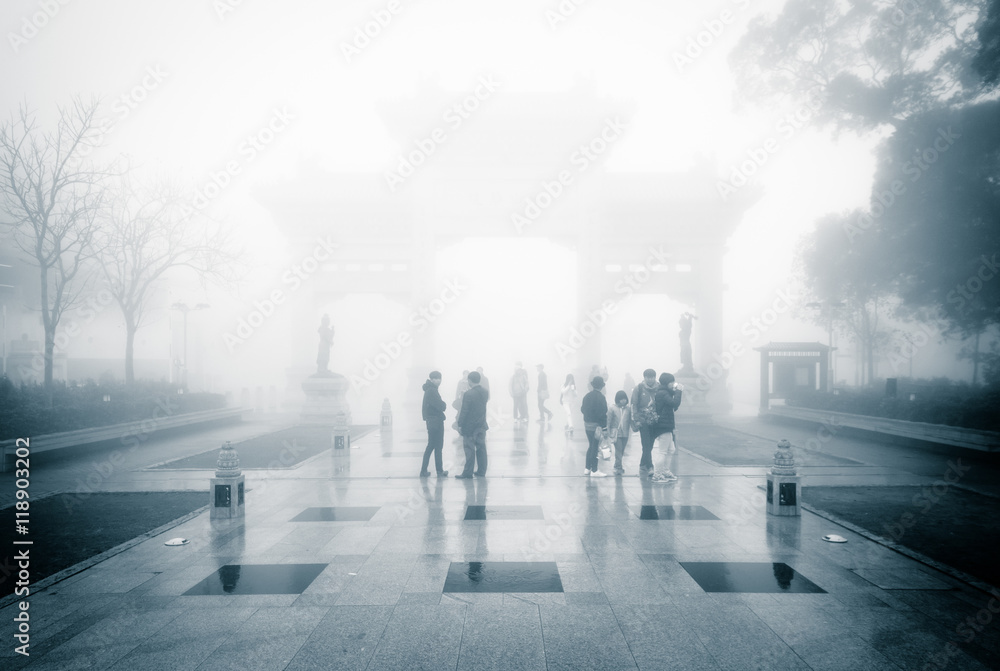 Obraz premium Historic arch in fog at Ngong Ping, on Lantau Island, Hong Kong.