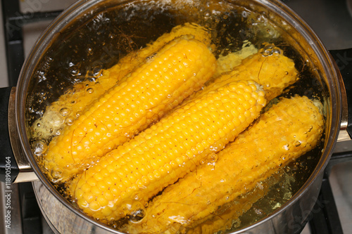 Gotowanie żółtej dojrzałej kukurydzy