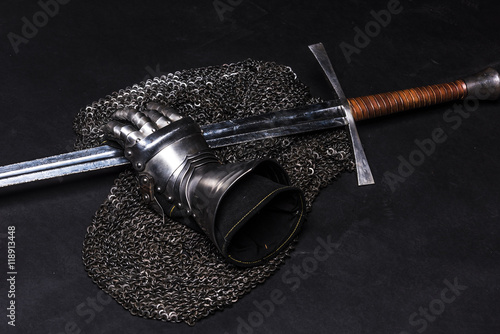 Canvastavla Armor and sword