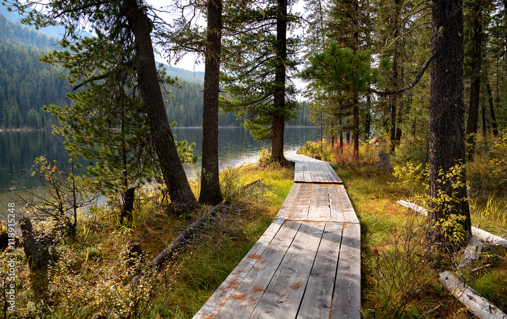 Obraz premium Wooden boardwalk along Rakhmanovskoe lake in East Kazakhstan, Altai mountains 