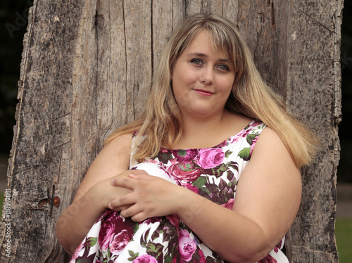 Foto junges plus-size model schaut freundlich