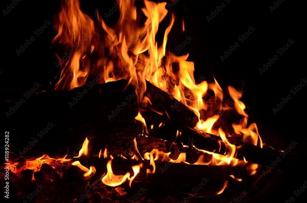 züngelnde Flammen in einer Feuerschale züngelnde Flammen in einer Feuerschale