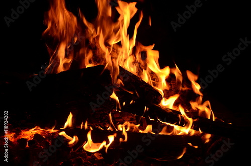 züngelnde Flammen in einer Feuerschale
