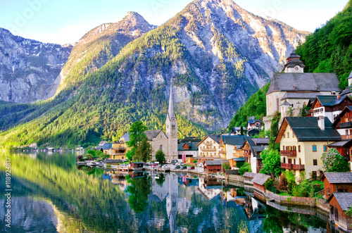Beautiful view of Alpine Hallstatt town and Hallstattersee lake. Salzkammergut, Austria.