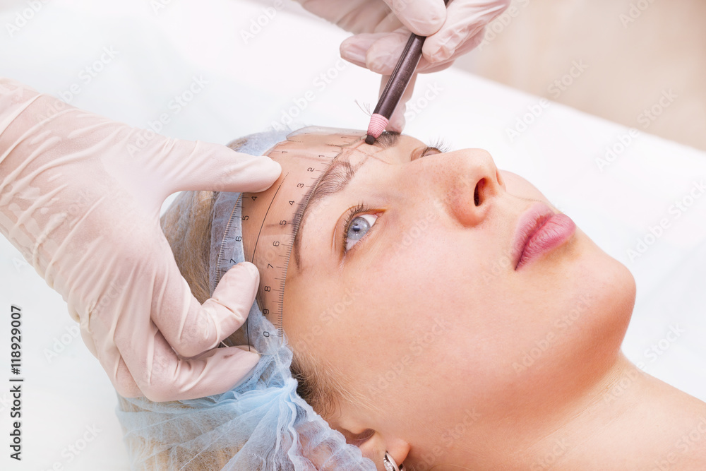 Mikrobleyding eyebrows workflow in a beauty salon Mikrobleyding eyebrows workflow in a beauty salon