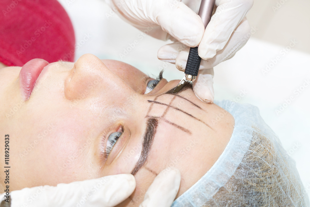 Mikrobleyding eyebrows workflow in a beauty salon Mikrobleyding eyebrows workflow in a beauty salon