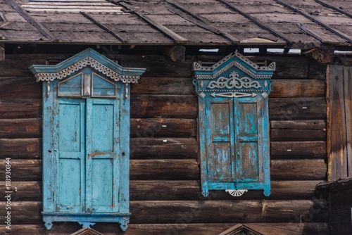 Sibirisches Holzhaus mit blauen Fenstern © driendl