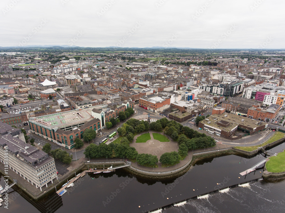 Obraz premium Aerial view cityscape of limerick city skyline, ireland