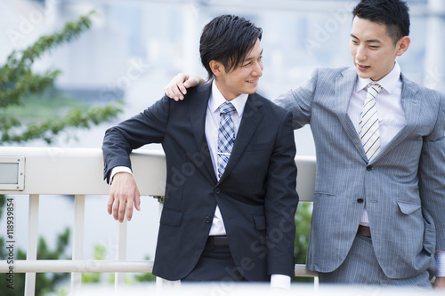 Foto Businessman has teamed up with colleagues shoulder