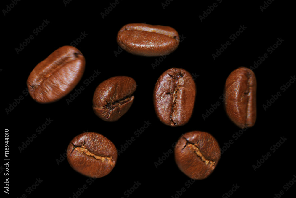 Obraz premium Coffee beans, Isolated on black background.