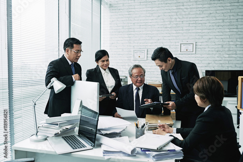 Fotografia Vietnamese attorneys gathered together to discuss case