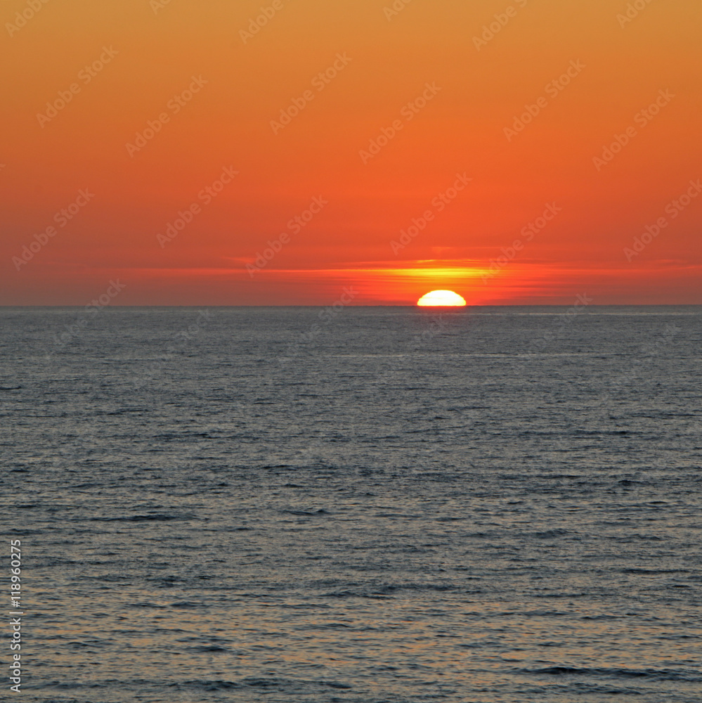 Coucher de soleil dans l'océan 