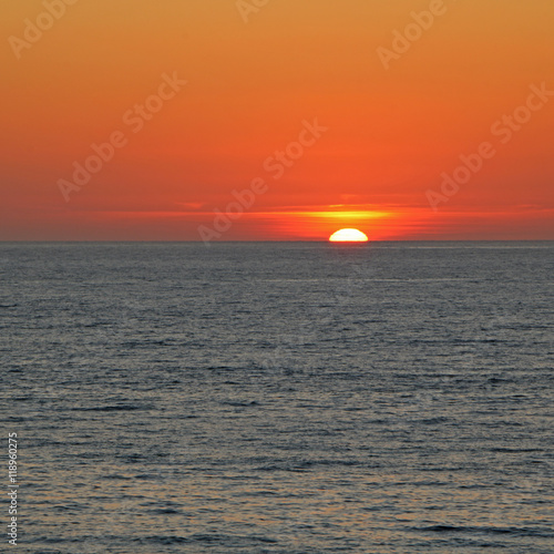 Fototapeta Naklejka Na Ścianę i Meble -  Coucher de soleil dans l'océan 