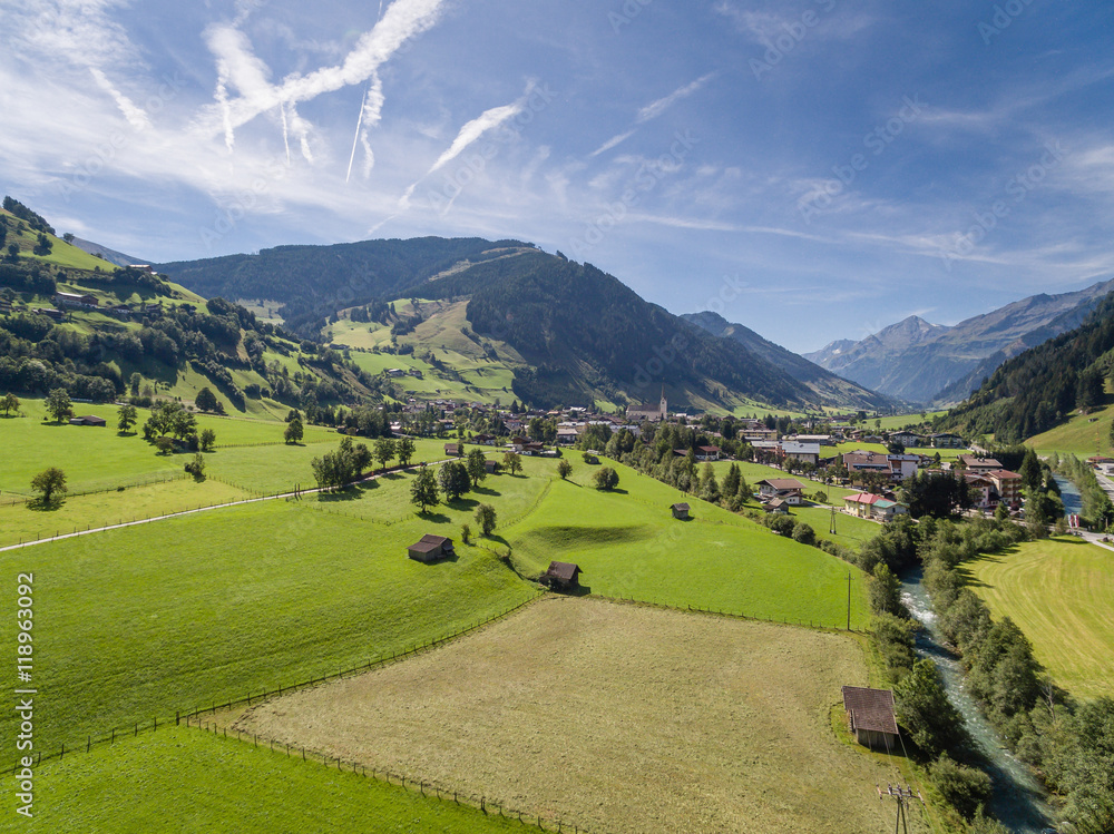 Luftaufnahme, Rauris in Österreich, Bergdorf in den Alpen, Salzburg