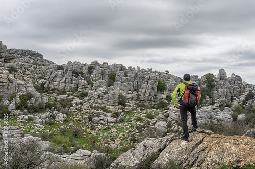 Senderista que admira el paisaje rocoso del torcal de Antequera, Andalucía