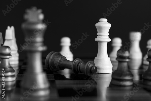 Fototapet Scacchi fotografati su una scacchiera