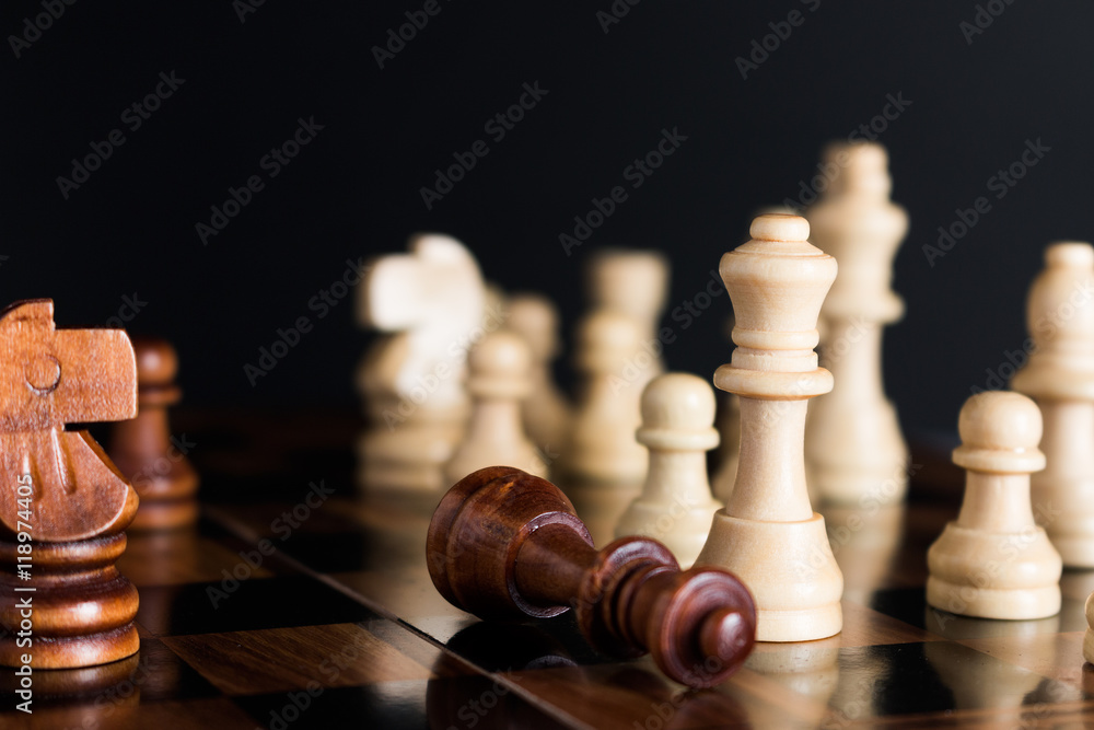 Scacchi fotografati su una scacchiera