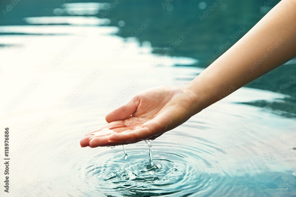 © Africa Studio - Woman pouring water in hand © Africa Studio - Woman pouring water in hand