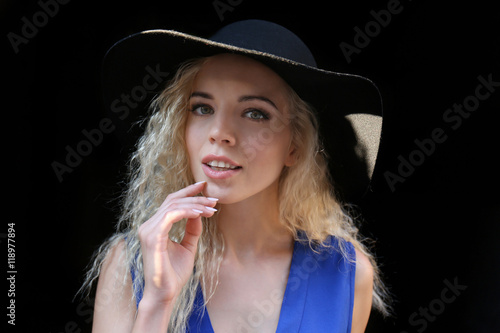 Fashionable young woman pos...