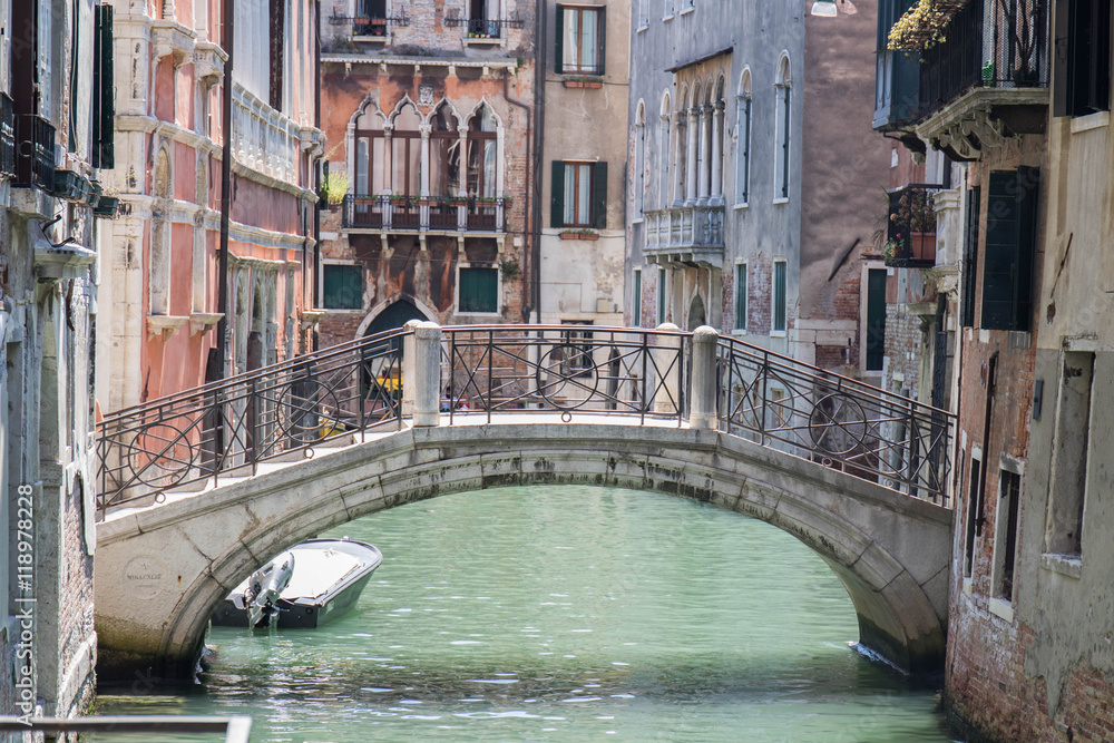 Zabytkowy most na kanale w Wenecji - obrazy, fototapety, plakaty 