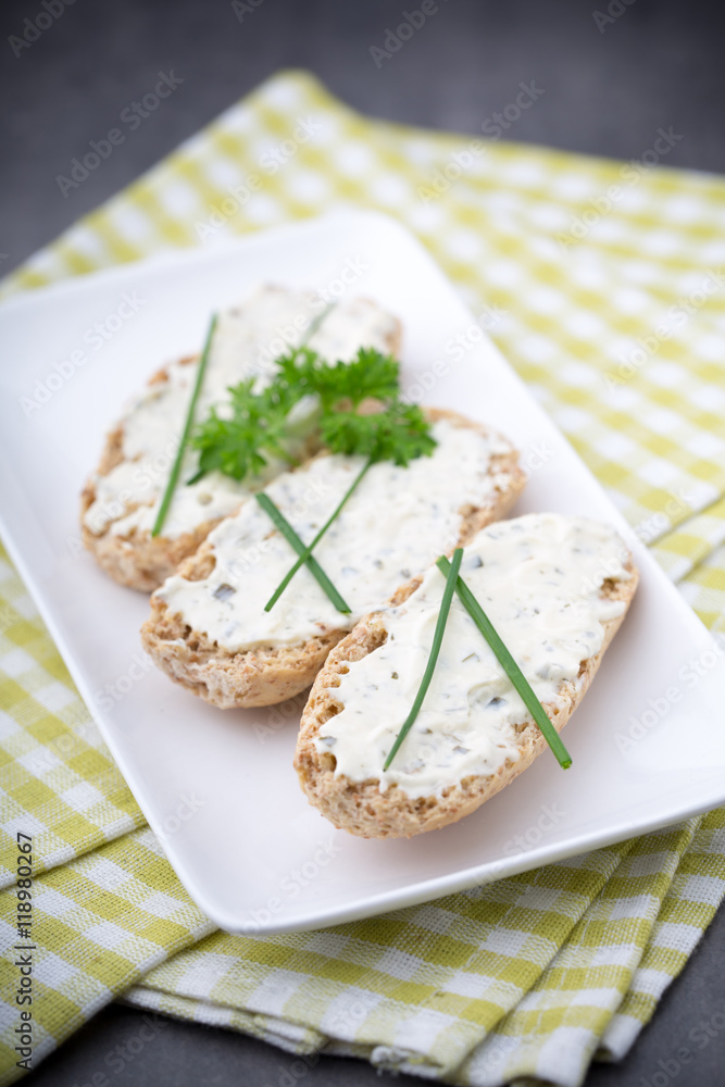 Crispbread with soft cheese with herbs and bacon.
