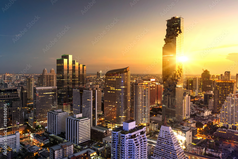 Fototapeta premium Widok z lotu ptaka nowoczesnych biurowców w Bangkoku, kondominium w centrum Bangkoku z zachodem słońca na niebie, Bangkok, Tajlandia