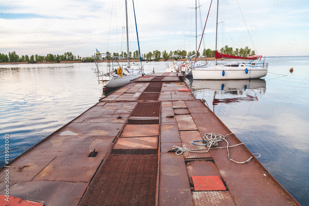 Obraz premium Several yachts have long pier