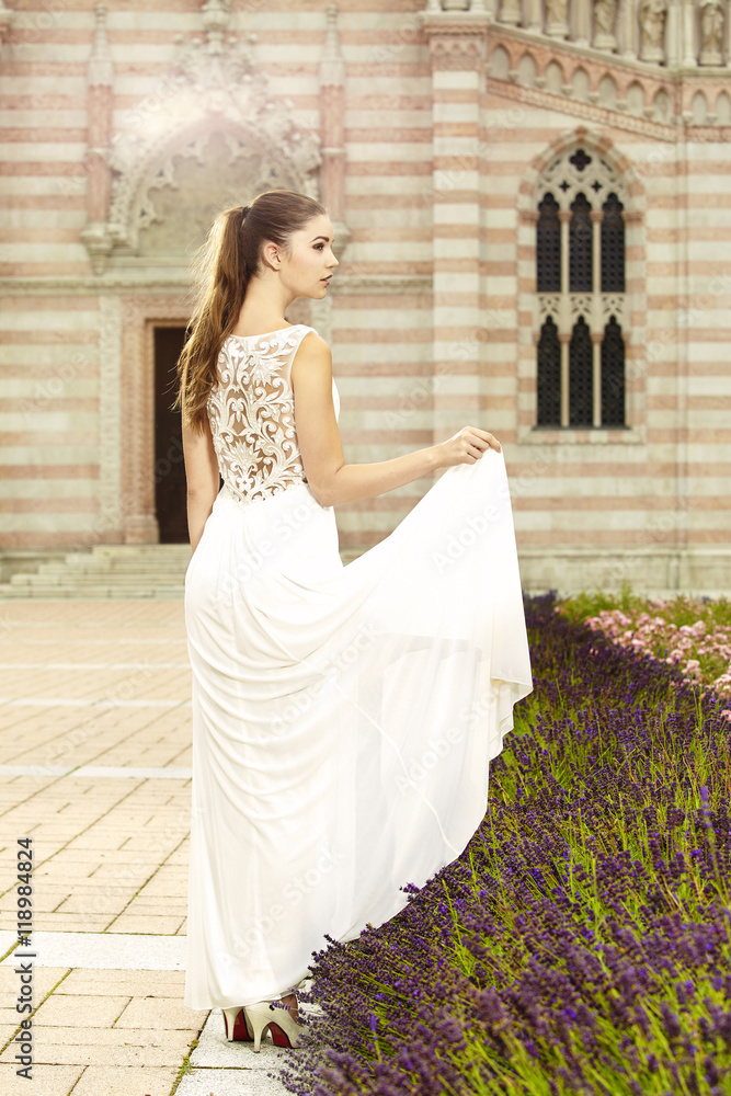 Obraz premium Brunette beauty in wedding white apparel