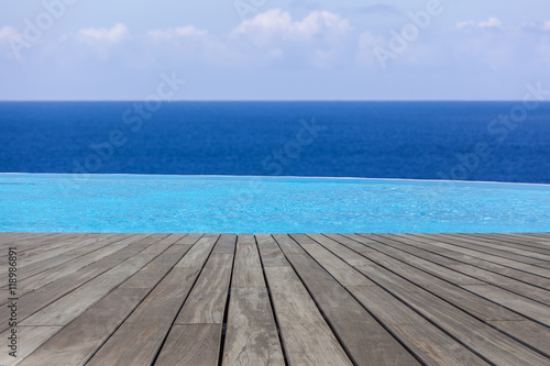  piscine à débordement avec vue sur mer 