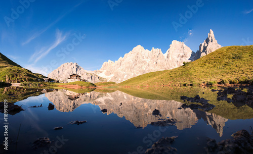 La Baita Segantini con le Pale di San Martino nelle Dolomiti che si si riflettono nel laghetto