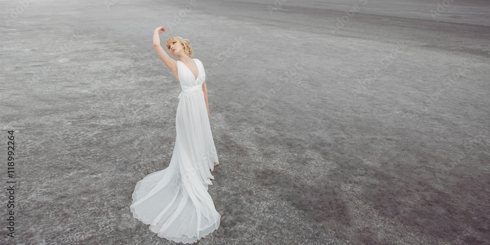 Naklejka premium Beautiful bride outdoors in a desert.