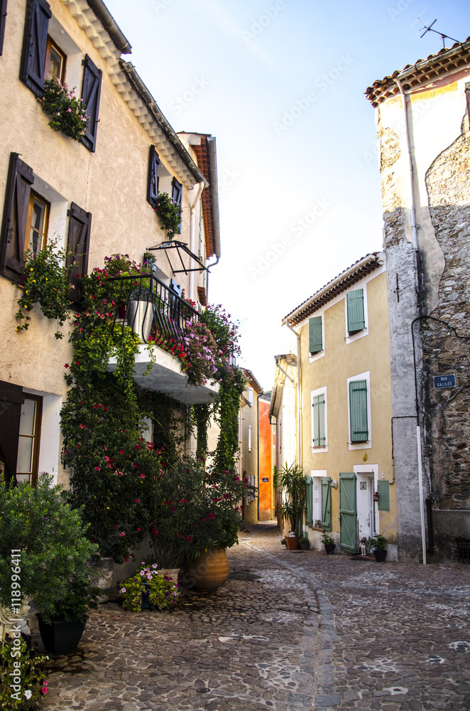 ruelle de Collobrières village traditionnel du sud de la France
