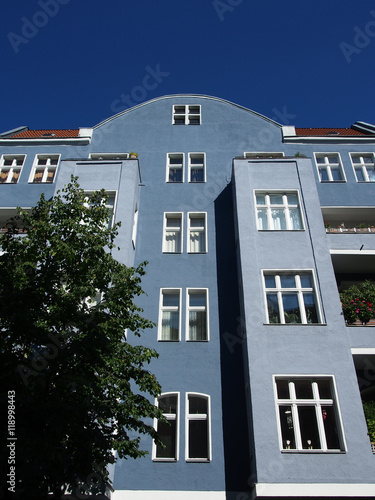 Berlin: blaue Altbau-Fassade © finecki