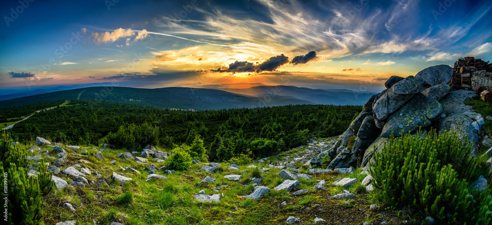 Fototapeta premium Wieczorem zachwycająca panorama gór, zachód słońca Karkonosze