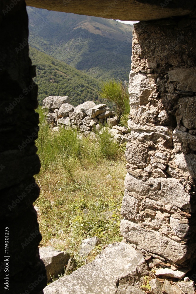 Porte d'une maison en ruine dans les Cévennes	