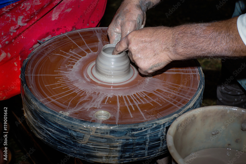 Obraz premium Potter behind work