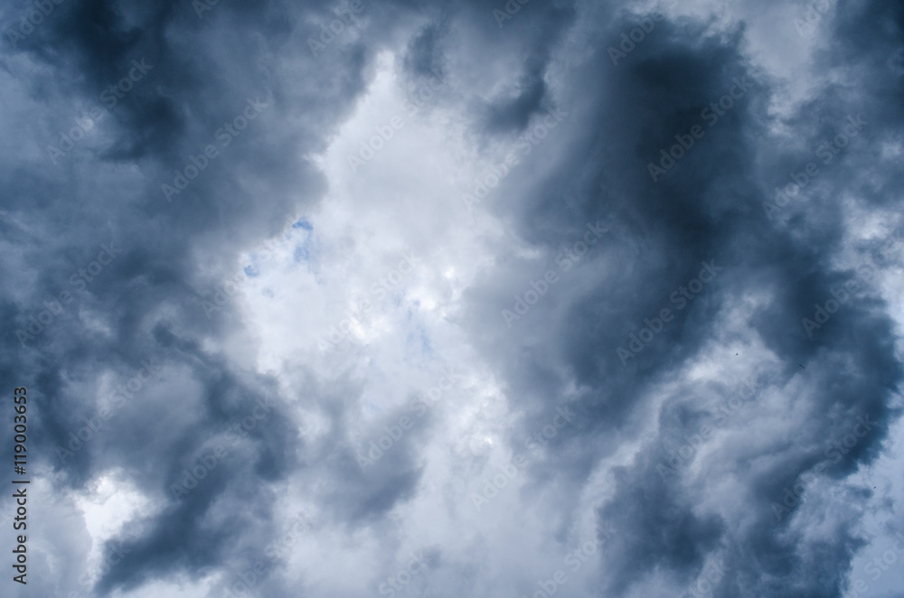 Obraz premium storm cloud background before rain. Dark Clouds. Huge black clouds on sunset. cloudy dark sky. Background of dark clouds before a thunder-storm. dark storm clouds before rain