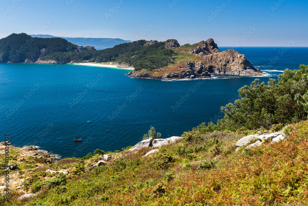 Isla del Sur vista desde la isla de Faro,islas Cíes en el parque nacional Marítimo-Terrestre de las Islas Atlánticas, Galicia (España)
