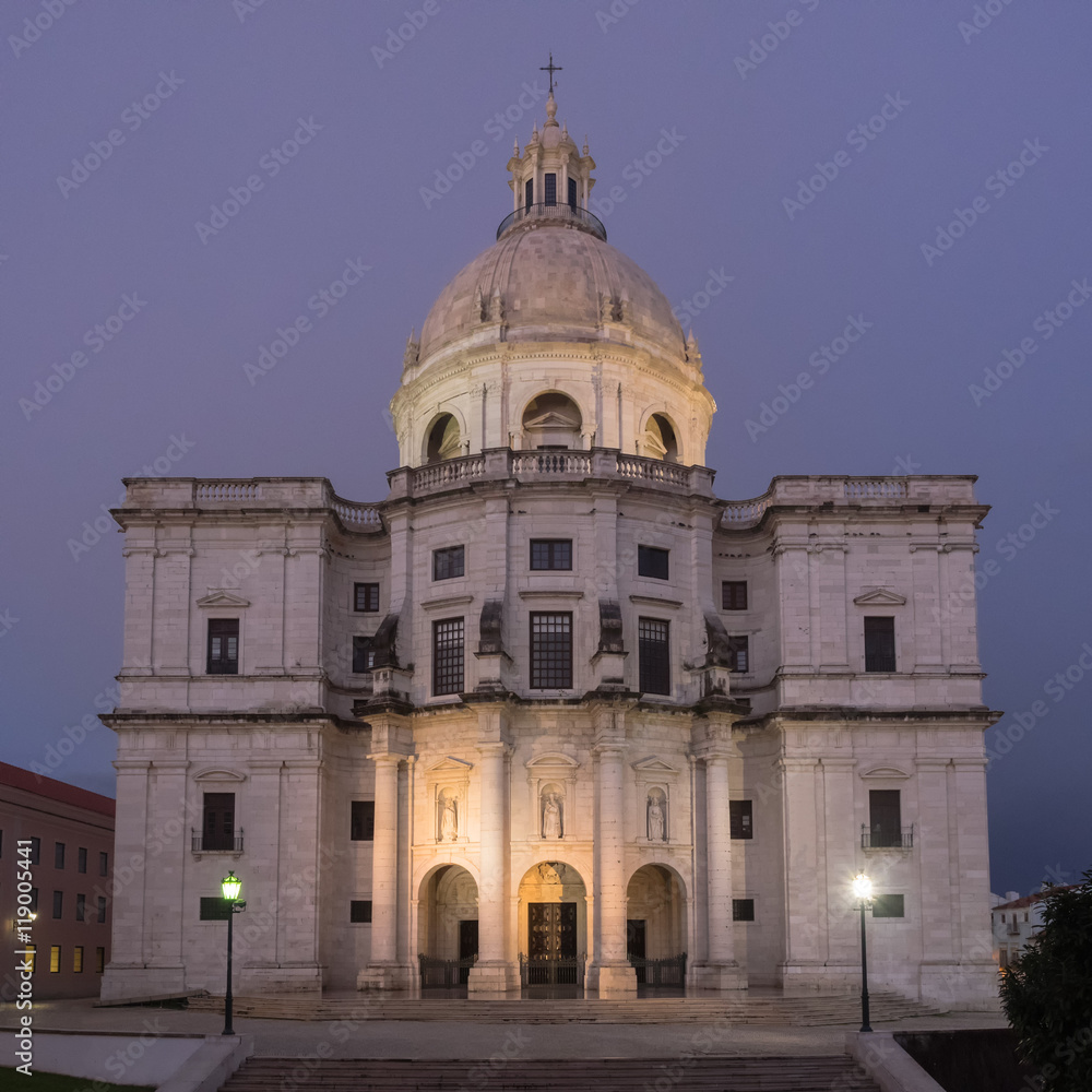 Außenansicht der Kirche der heiligen Engracia und nationales Pantheon in Lissabon, Portugal, in der Abenddämmerung
